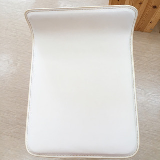 【値下げ】カウンターチェア☆ハイチェア☆ホワイト☆幅33×奥行40×高さ70(座面まで60)㎝☆中古品　　【こちらは店舗です。浜村鹿野温泉ICから3分  買取本舗 宮本リサイクル  営業時間９～１９時  定休日水曜のみ←連絡できませんm(_ _)m】の画像