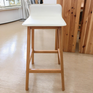 【値下げ】カウンターチェア☆ハイチェア☆ホワイト☆幅33×奥行40×高さ70(座面まで60)㎝☆中古品　　【こちらは店舗です。浜村鹿野温泉ICから3分  買取本舗 宮本リサイクル  営業時間９～１９時  定休日水曜のみ←連絡できませんm(_ _)m】の画像
