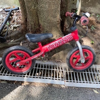 6歳と3歳用のキティ自転車とスクーター（ペダル無）の画像