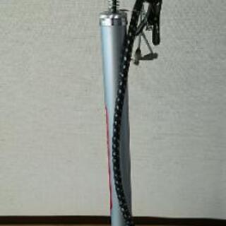 ☆☆ほぼ未使用品！自転車 空気入れ♪スチールポンプ ♪新品チェーンロック２つ付き♪お譲りさせていただきます！取りにいらしていただけます方☆☆の画像