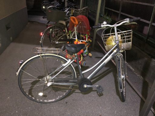 シルバーの自転車です‼︎