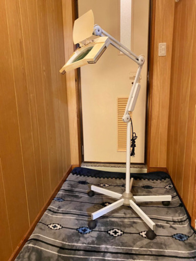 拡大鏡　病院等で使われる事が多い物です。