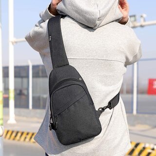 ボディバッグメンズ 斜め掛け ワンショルダーバッグ USBポートショルダーバッグ イヤホン穴付き 大容量 軽量 防水 肩掛け カジュアル ブラックグレーの画像