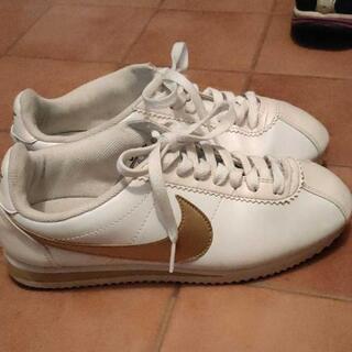NIKEスニーカー白の画像