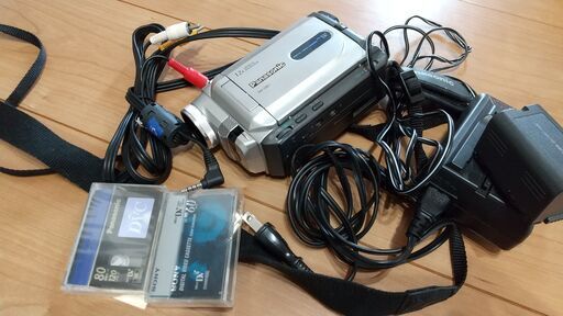 【早速お問い合わせがありました】懐かしい　ハンディカム　ビデオカメラ　テープ2本つき