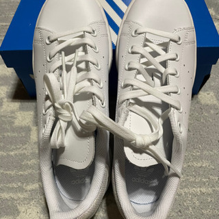 スニーカー　adidas 22.5cm