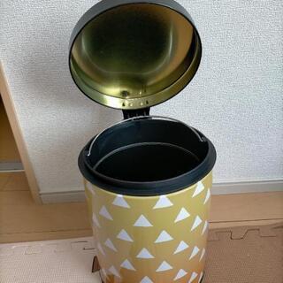 蓋付きゴミ箱の画像
