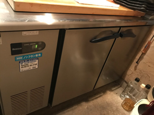 新しい冷蔵庫を格安で買えたので、今使っている冷蔵庫を格安で販売したいです。新品で購入してから役8年使用中です。まだ使えるコールドテーブル冷蔵庫どうですか？取りに来られない方、送料別途いただきますが、送りますよ！！質問お待ちしております！！検討お願いします！！