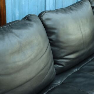 北欧デンマークのBoConcept(ボーコンセプト)のMezzo(メッツォ)の本革カウチソファーです。ゆったりとしたデザインはリビングを快適な空間にしてくれるコーナーソファ。デザインが魅力です♪の画像