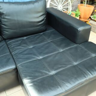 北欧デンマークのBoConcept(ボーコンセプト)のMezzo(メッツォ)の本革カウチソファーです。ゆったりとしたデザインはリビングを快適な空間にしてくれるコーナーソファ。デザインが魅力です♪の画像