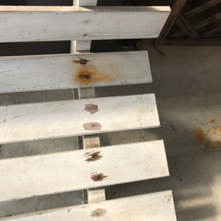 白い木製ベンチ