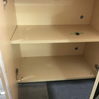 木目調　棚（鍵付き）の画像