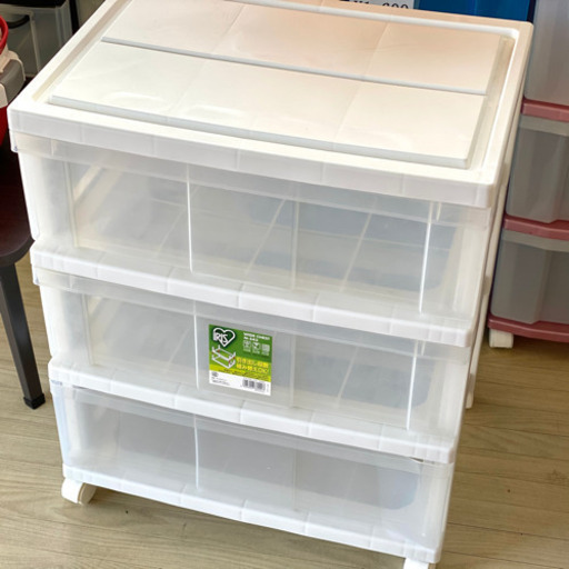 シンプルな白色収納ケース