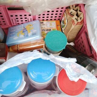 布、水筒、皿、グラス等の画像
