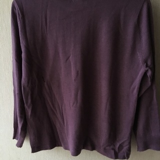 ラベンダー色のセーターの画像