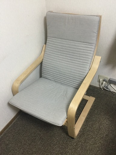 IKEA の定番リラックスチェアー　ポエング