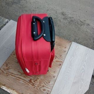 赤い旅行カバンの画像