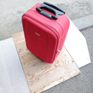 赤い旅行カバン