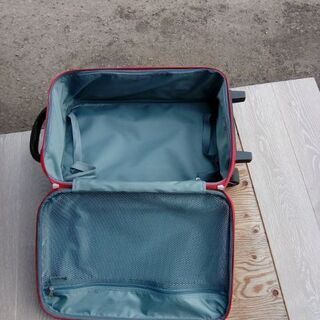 赤い旅行カバンの画像