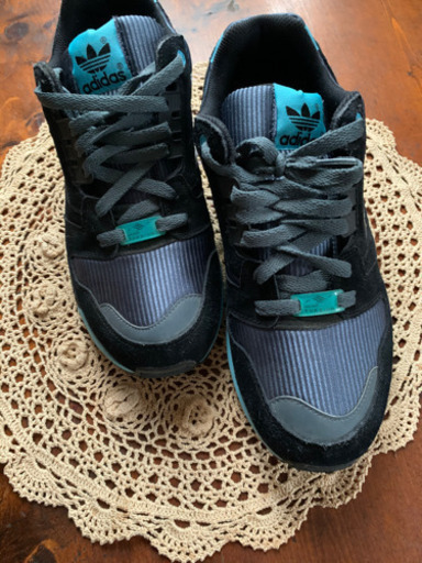 adidasのスポーツシューズ