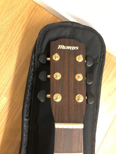 アコースティックギターとカポとチューナーと弦
