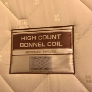 ダブルベッドフレームとマトラスの画像