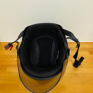 バイザー付きバイクヘルメットの画像