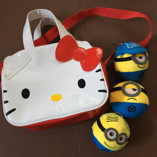 キティちゃんショルダーバッグとミニオンマスコット