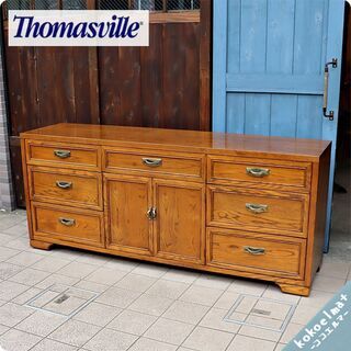Thomasville(トーマスビル)社のオーク材を使用したサイドボードです。ナチュラルな質感とアンティーク調のクラシカルなデザインのリビングボード。店舗などのアクセントにもおススメです♪