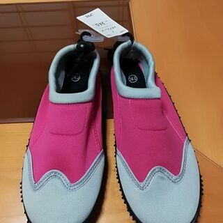 新品 アウトドアシューズ