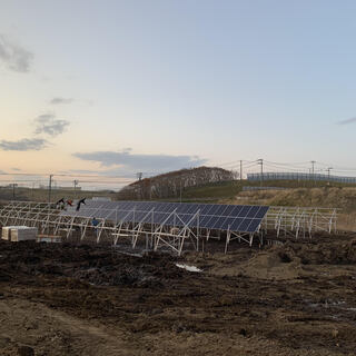 太陽光発電のパネルと架台の組み立て 測量 重機OP！未経験者可 月25万円以上可！！の画像