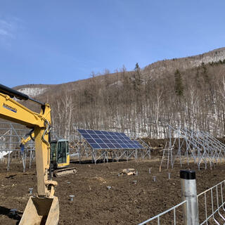太陽光発電のパネルと架台の組み立て 測量 重機OP！未経験者可 月25万円以上可！！の画像