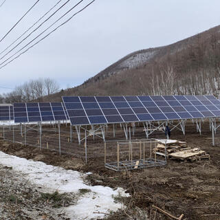 太陽光発電のパネルと架台の組み立て 測量 重機OP！未経験者可 月25万円以上可！！の画像