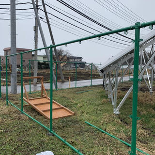 太陽光発電のパネルと架台の組み立て 測量 重機OP！未経験者可 月25万円以上可！！の画像