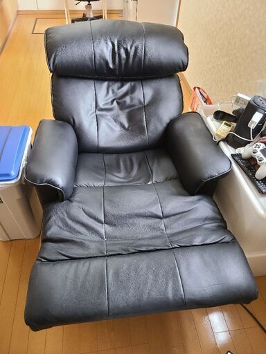 (明日昼の12時までの出品)　35990円の商品を千円で売らせて頂きます。　人気家具メーカーLOWYAの大人気入荷待ちソファー　家ダラの最高峰 1人掛け リクライニングソファ