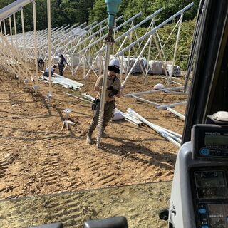 太陽光発電のパネルと架台の組み立て 測量 重機OP！未経験者可 月25万円以上可！！の画像