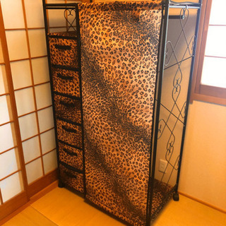 ヒョウ柄ワードローブ