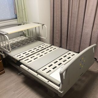 介護用電動式ベッド（パラマウントベッドKQ-602）