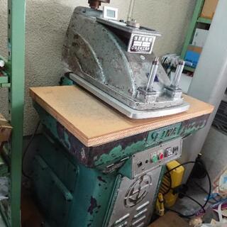 油圧式クリッカー裁断機の画像