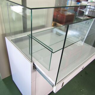 N2409 ライト付き ガラス ショーケース キャスター付き 什器 店舗用 飾り棚 ジュエリー アクセサリー 業務用 高さ110ｃｍ 鍵無し 中古  
