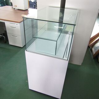 N2409 ライト付き ガラス ショーケース キャスター付き 什器 店舗用 飾り棚 ジュエリー アクセサリー 業務用 高さ110ｃｍ 鍵無し 中古  