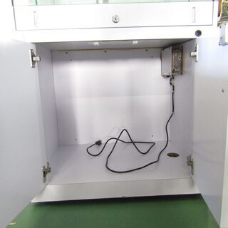 N2409 ライト付き ガラス ショーケース キャスター付き 什器 店舗用 飾り棚 ジュエリー アクセサリー 業務用 高さ110ｃｍ 鍵無し 中古  