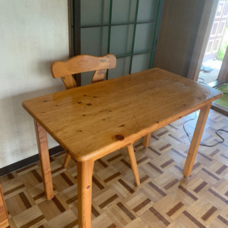 コンパクトなダイニングテーブルとチェア、作業机としても
