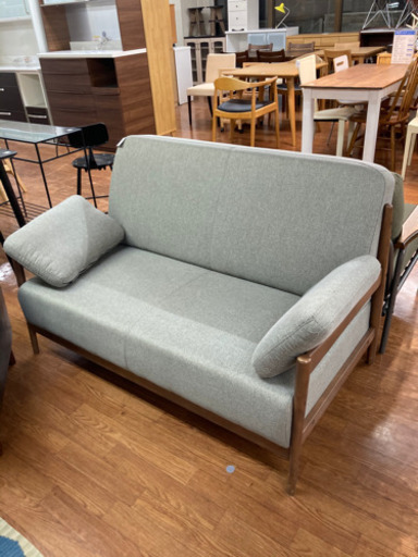 木枠ソファー　クッション付き　お部屋に馴染むカラーリング