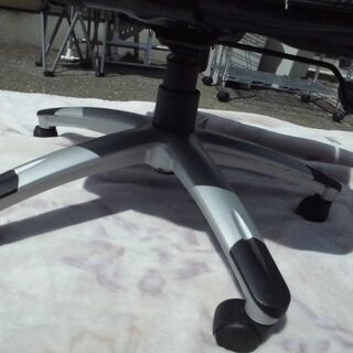 JM10635) オフィスチェア 昇降式 キャスター・ひじ掛け付き 幅：約67cm 高さ：約103～110cm 奥行：約58cm ブラック 中古品【取りに来られる方限定】の画像