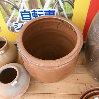 大きい甕☆直径39cm・高さ44cm☆底が細いタイプ☆用途自由自在☆中古品　【こちらは店舗です。浜村鹿野温泉ICから3分  買取本舗 宮本リサイクル  営業時間９～１９時  定休日水曜のみ←連絡できませんm(_ _)m】の画像