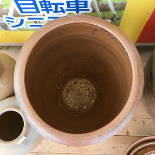 大きい甕☆直径39cm・高さ44cm☆底が細いタイプ☆用途自由自在☆中古品　【こちらは店舗です。浜村鹿野温泉ICから3分  買取本舗 宮本リサイクル  営業時間９～１９時  定休日水曜のみ←連絡できませんm(_ _)m】の画像