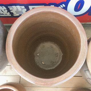 大きい甕☆直径42.5cm・高さ47cm☆用途自由自在☆中古品　【こちらは店舗です。浜村鹿野温泉ICから3分  買取本舗 宮本リサイクル  営業時間９～１９時  定休日水曜のみ←連絡できませんm(_ _)m】の画像