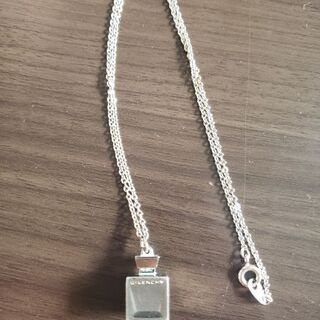 ジバンシーネックレス
