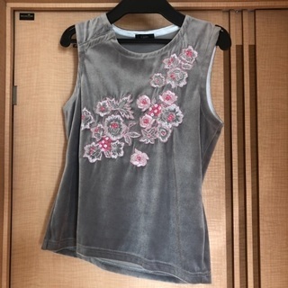 ベロアの刺繍カットソー